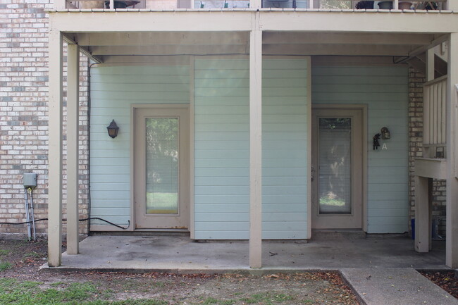 Building Photo - Apartment: Shenandoah Ridge