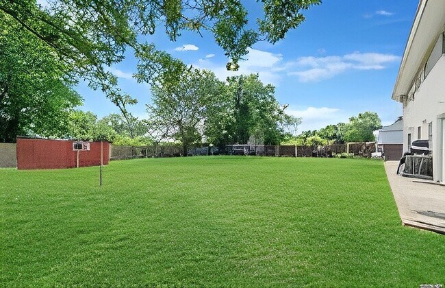 Building Photo - 1707 Manatuck Blvd