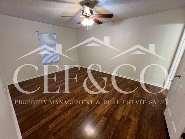 Building Photo - Lovely 2 bedroom 2 bathroom townhome now available.