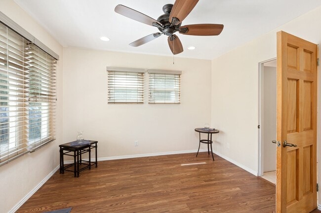 Building Photo - Warm & Inviting West Hills Home with Brigh...