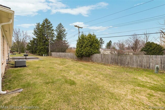 Building Photo - 28977 Lake Park Dr