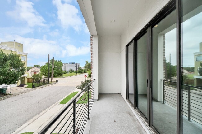Building Photo - City views, smart layout, and Houston convenience?