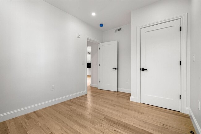 Building Photo - 53 Dustin St