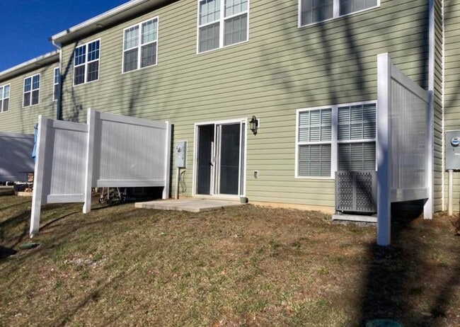 Building Photo - 1330 Maid Marian Ln