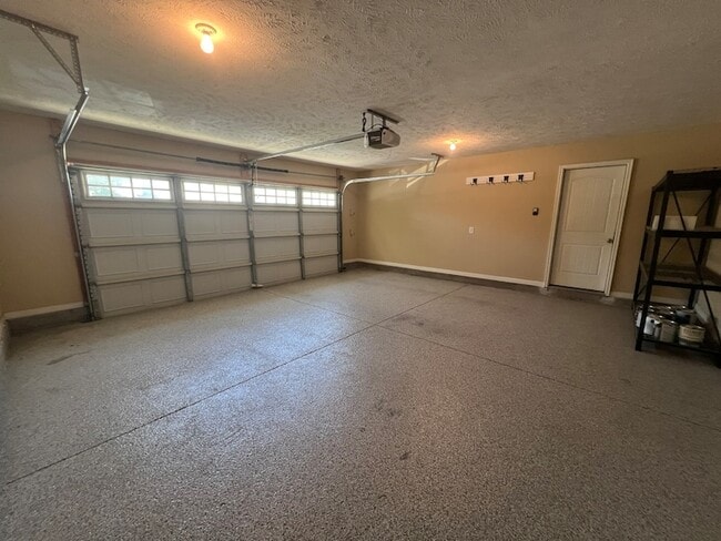 Building Photo - 904 Azeri Ave