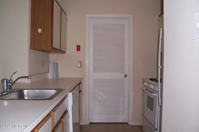 Building Photo - 107 Des Moines Ct