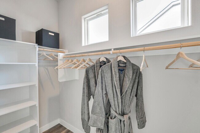 Building Photo - 5553 Lockhart Ln