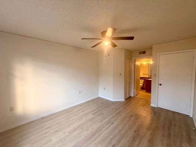 Building Photo - 15105 Glenmoor Dr