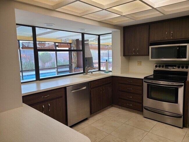 Building Photo - 725 Hibiscus Dr