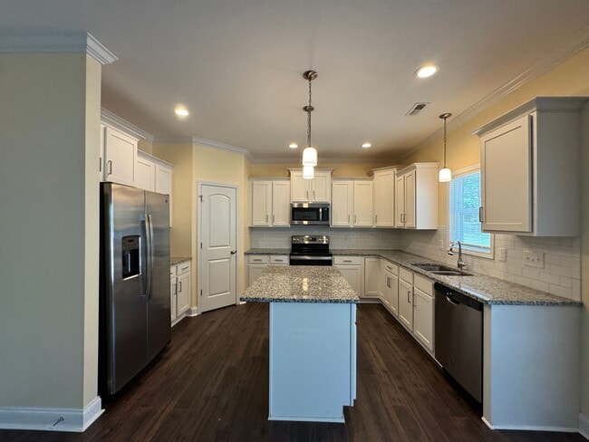 Building Photo - Beautiful 4 Bed 2.5 Bath Home with Fenced Backyard