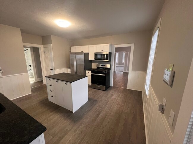 Building Photo - 877 Belmont Ave