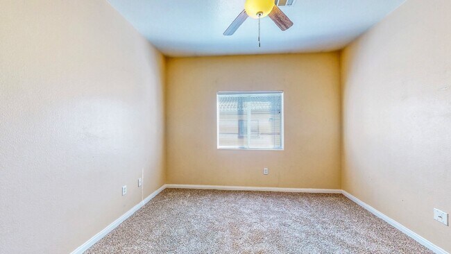 Building Photo - 2 BDR / 2.5 BATH SPACIOUS HOME