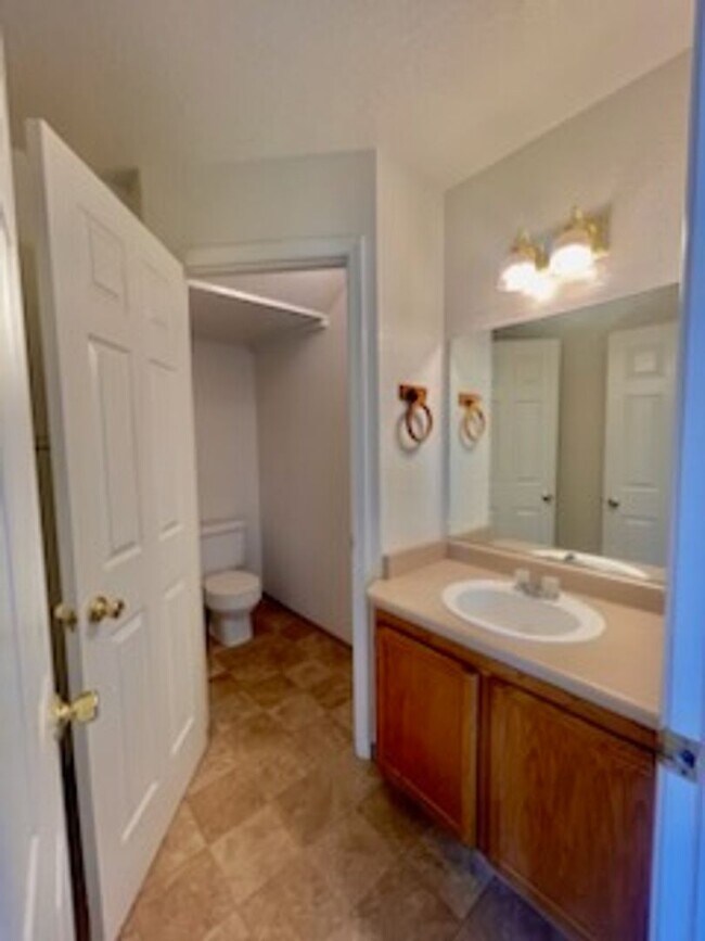 Building Photo - 1747 Siskiyou Blvd