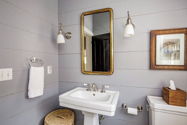 Building Photo - 156 Georgica Rd