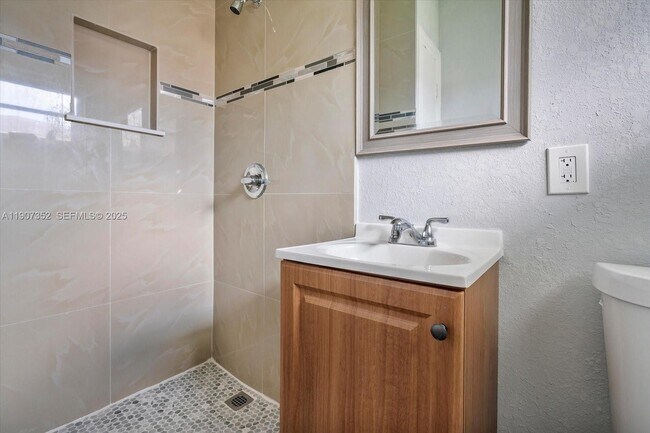 Building Photo - 1060 NE 166th St