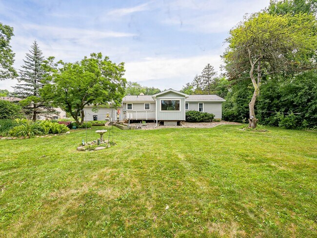 Building Photo - Your Private Retreat Just Minutes from Downtown South Lyon