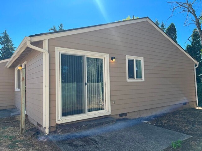 Building Photo - 1274 E Santiam St