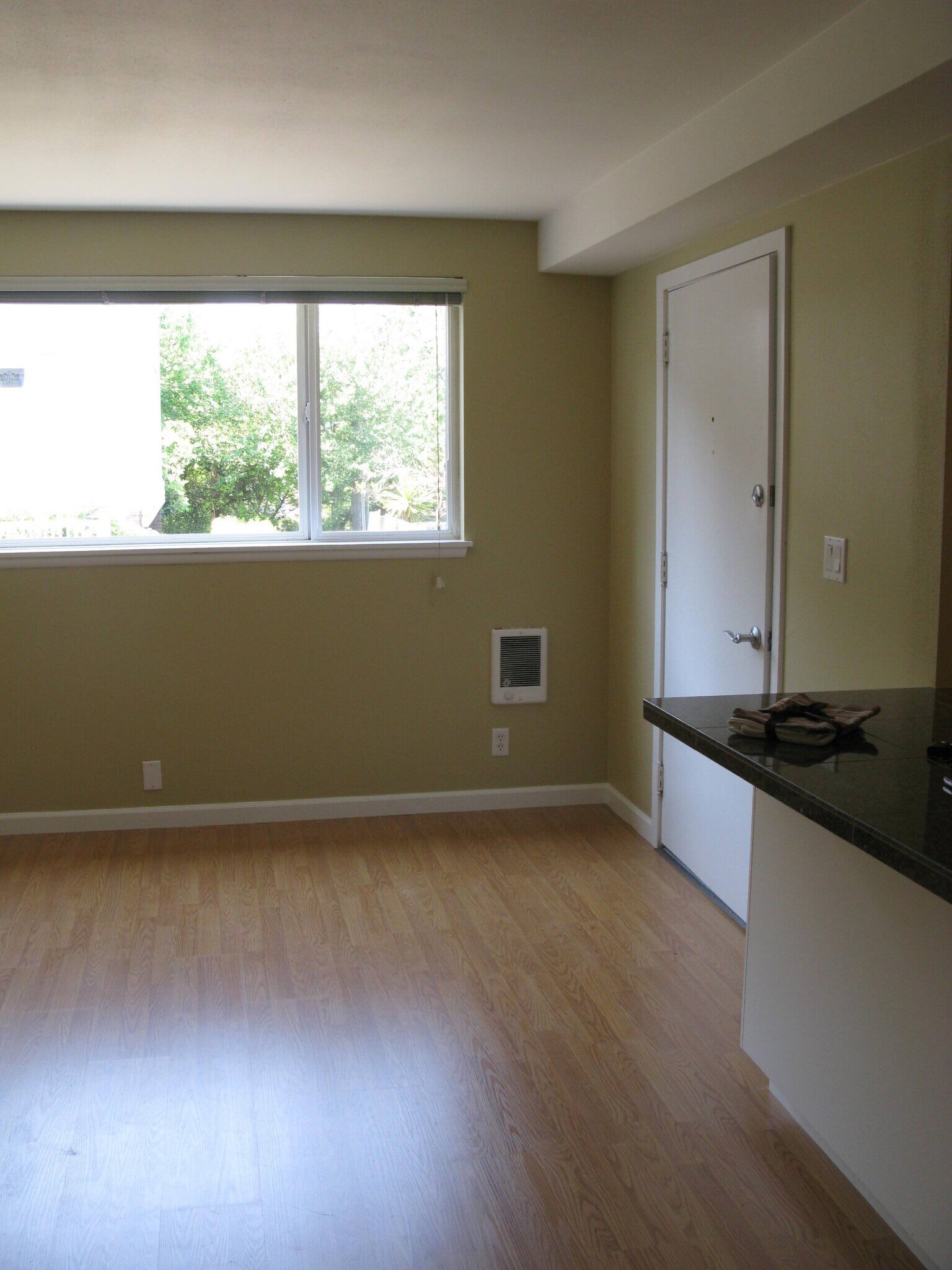 Building Photo - 2337 Minor Ave E