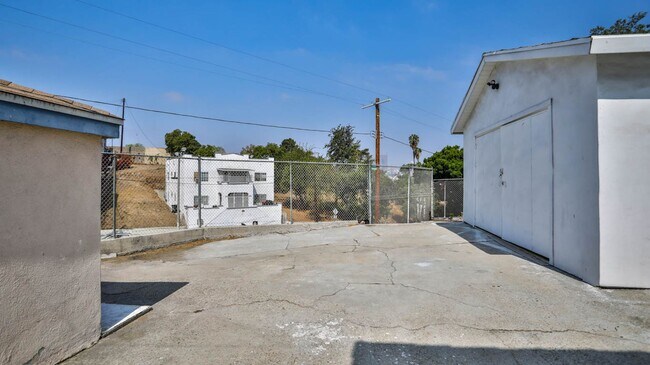 Building Photo - East LA duplex