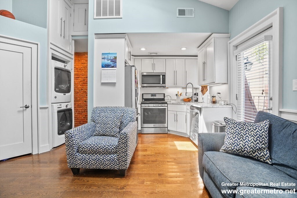 Building Photo - 130 M St