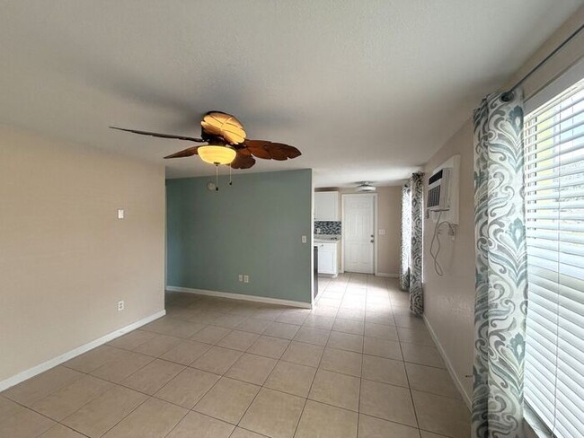 Building Photo - Location!  Charming 2/1 near Downtown Dunedin