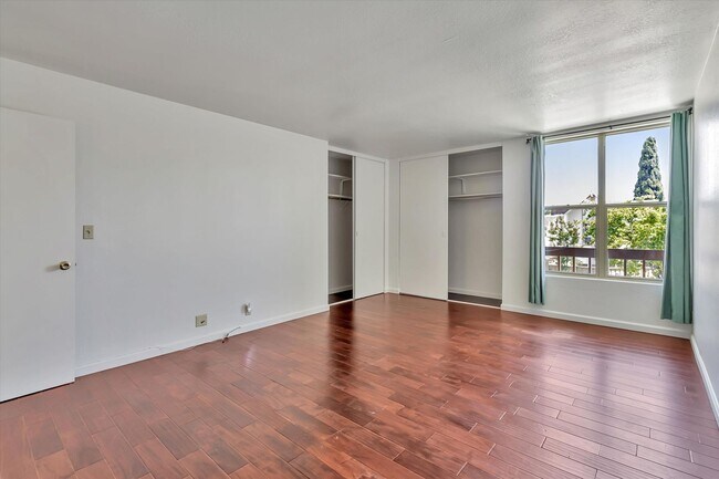 Building Photo - 524 S Cascade Terrace
