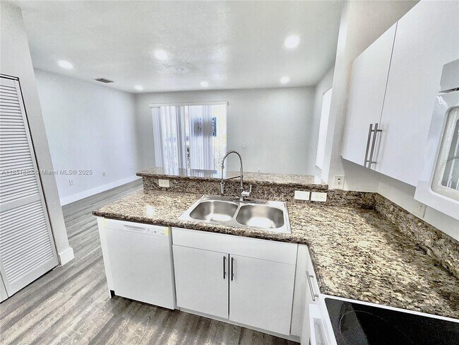 Building Photo - 2933 SE 2nd Dr