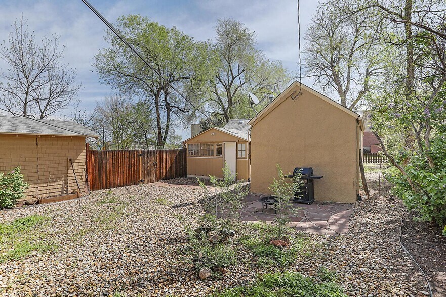 Building Photo - Well-Maintained Cottage with Private Yard ...