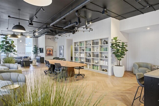 Building Photo - 121 NE 5th St