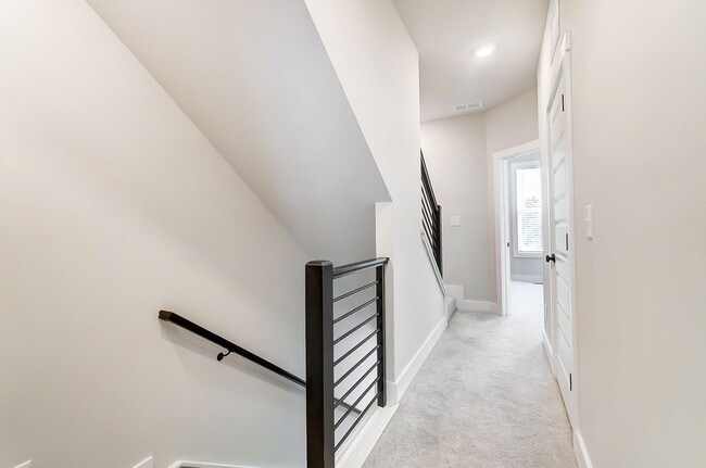 Building Photo - 3 Bedroom Townhome minutes from South End!