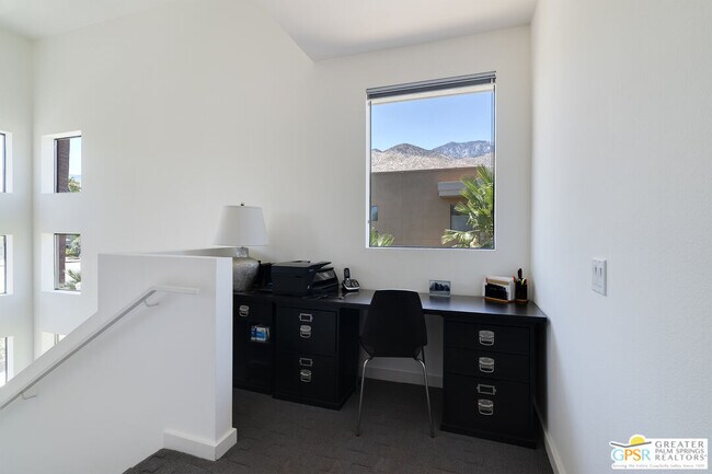 Building Photo - 870 E Palm Canyon Dr