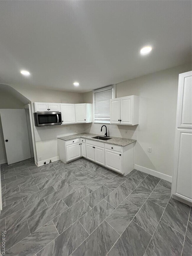 Building Photo - 16157 Linwood St