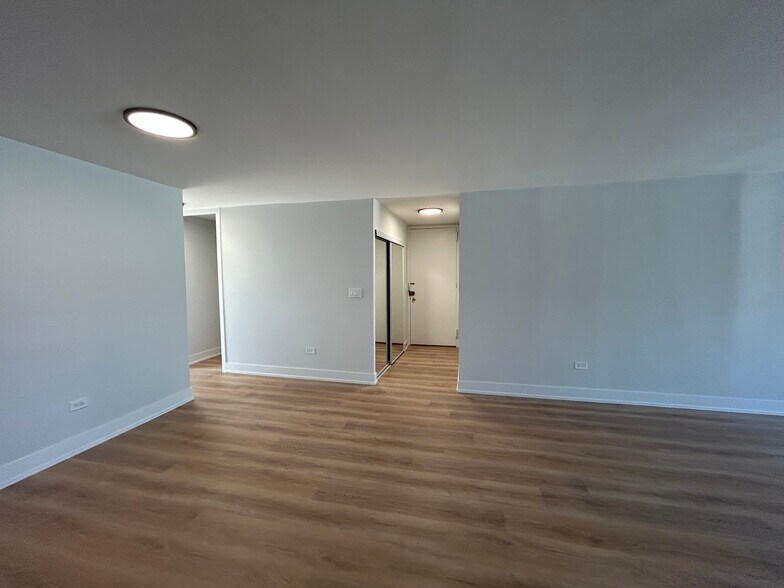 Building Photo - 1350 N Dearborn St