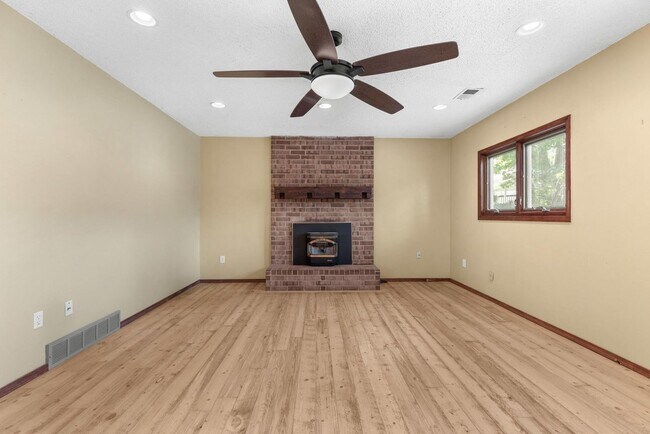 Building Photo - Available NOW! 3 Bedroom 1 Bath Beautiful Home in Arvada!
