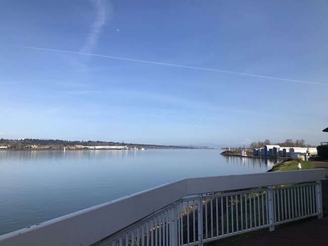 Building Photo - Bright Loft Condo with Stunning Columbia River Views