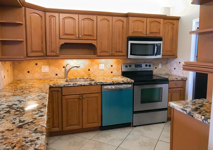 Primary Photo - 3150 N Course Ln