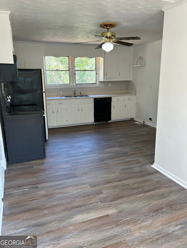 Building Photo - 513 Center St