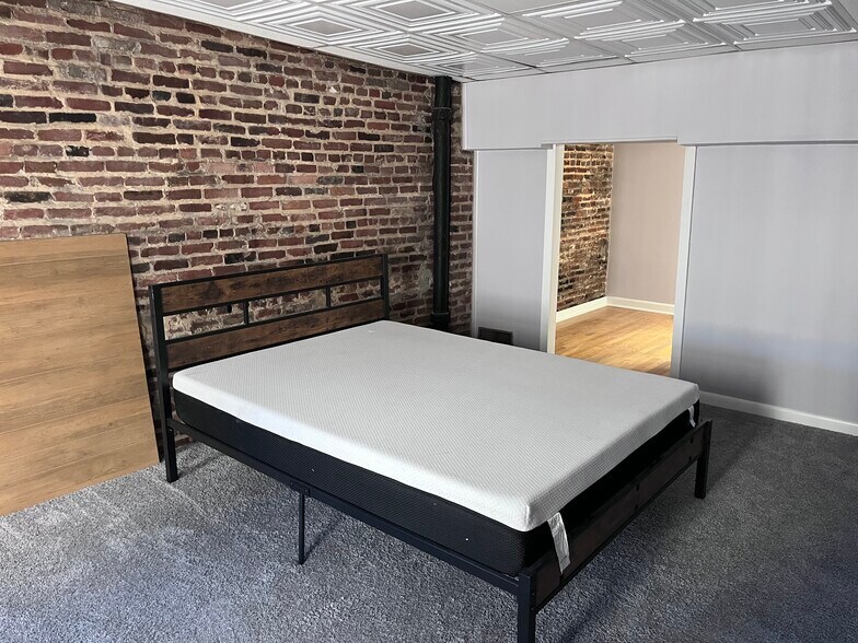 #1 of 2 Master Suites w/ Queen Bed - 409 S Spring St