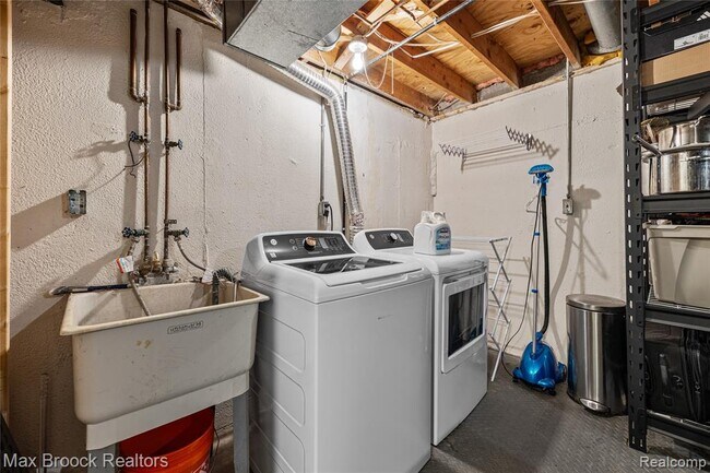 Building Photo - 704 Oakbrook Ridge Dr