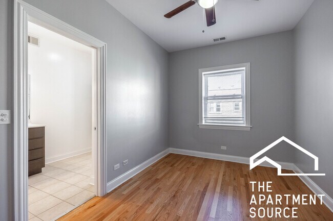 Building Photo - 4452 N Sheridan Rd