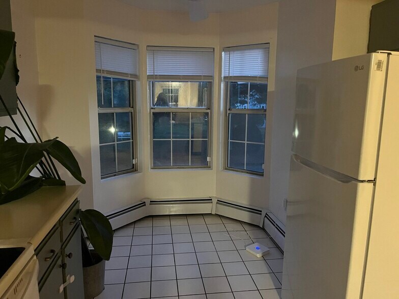 Building Photo - 565 Quaker Ln