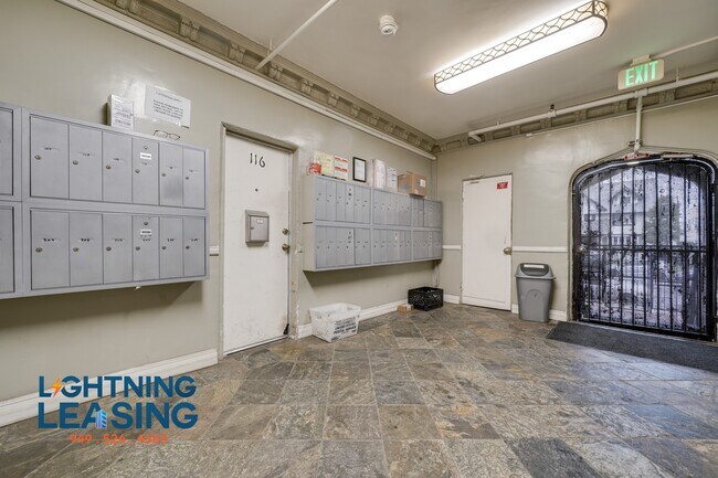 Building Photo - 1516 Wilton Pl