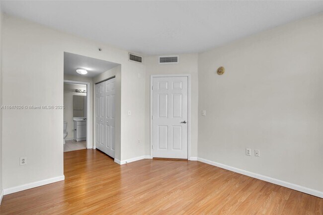 Building Photo - 215 SW 42nd Ave