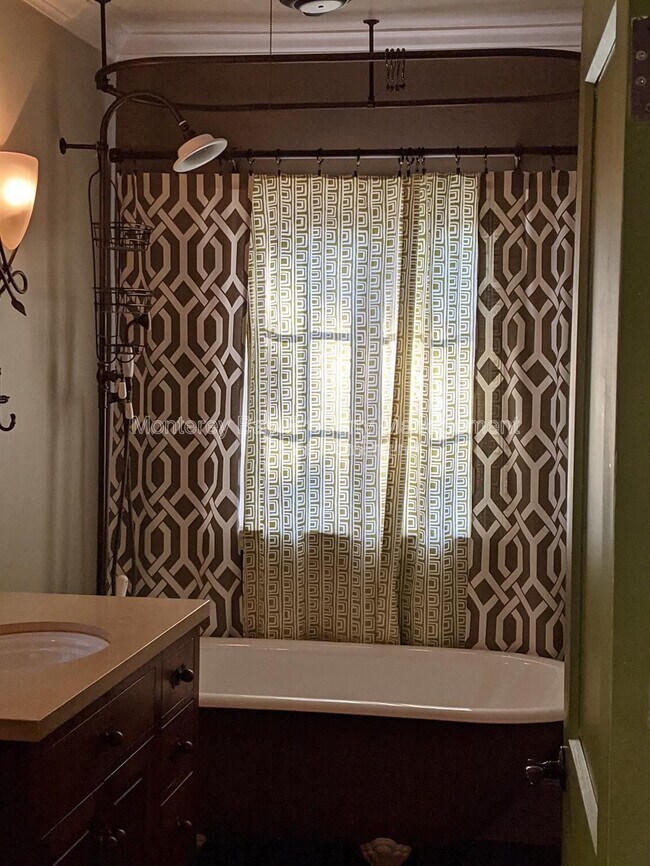 Building Photo - 515 Dickman Ave