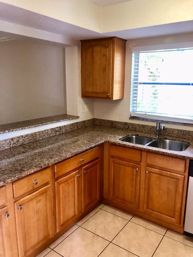 Building Photo - Two Bed/Two Bath Conveniently Located in Park View Condominiums, Close to Downtown Sarasota