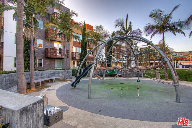 Building Photo - 6020 S Seabluff Dr