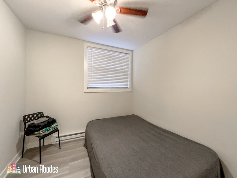 Building Photo - 730 W Roscoe St