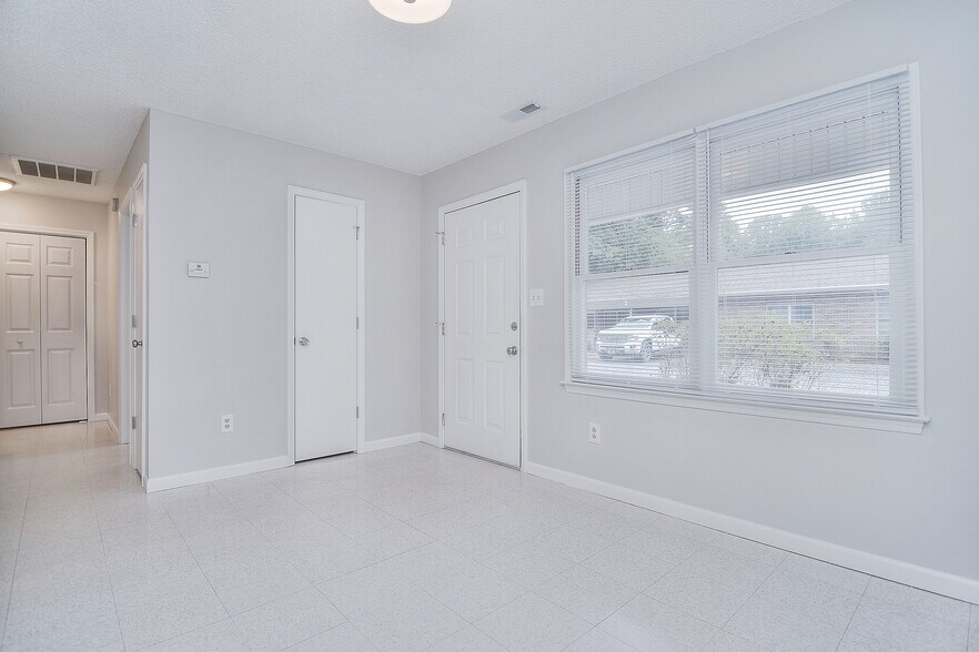 Building Photo - 345 Sunny Hill Dr