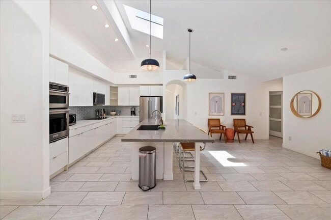 Building Photo - 53245 Avenida Martinez