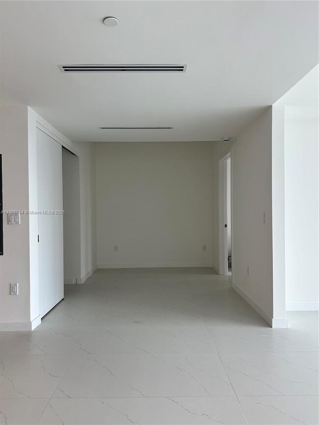 Building Photo - 9901 E Bay Harbor Dr